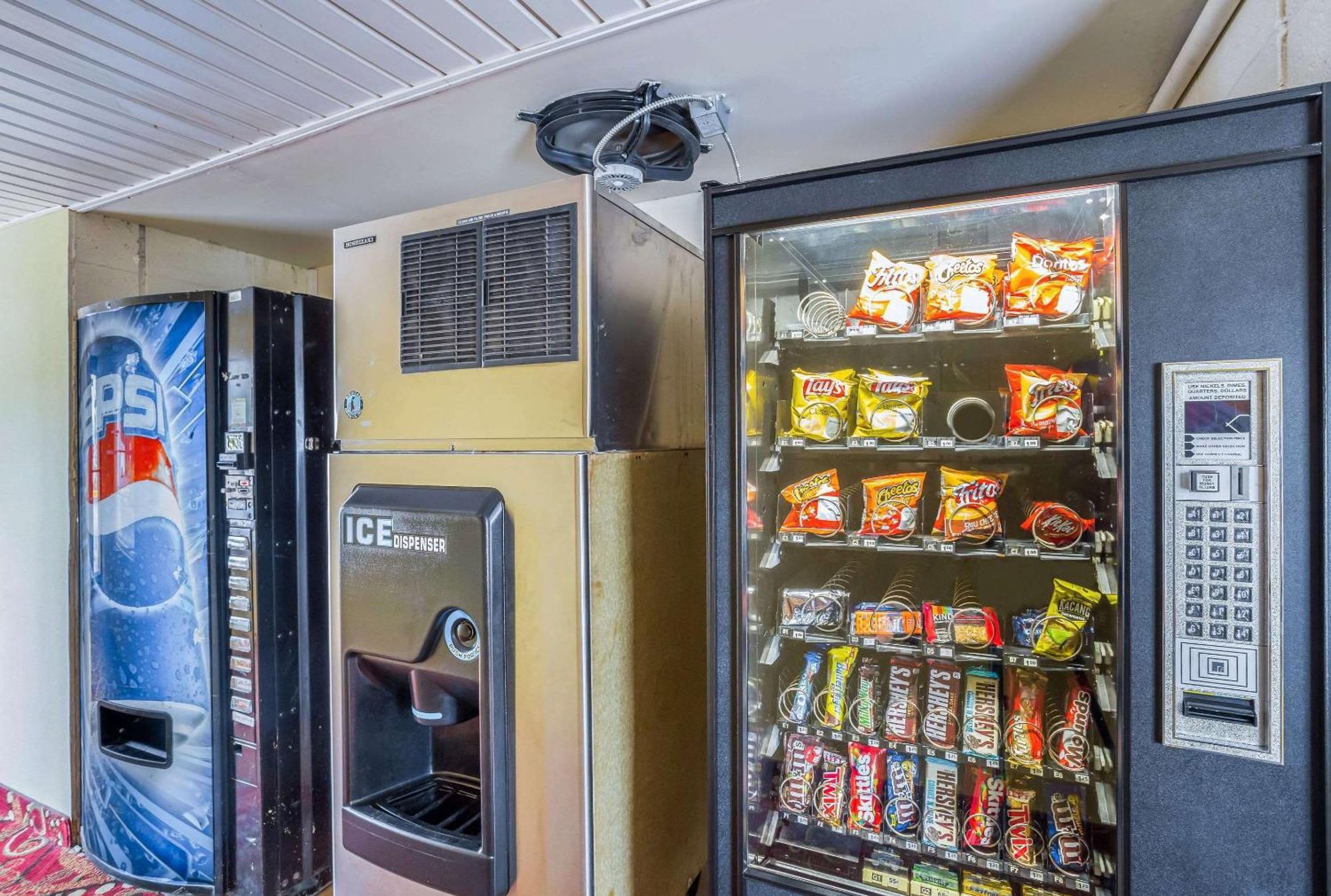 Econo Lodge Huntington - Barboursville University Area Екстер'єр фото